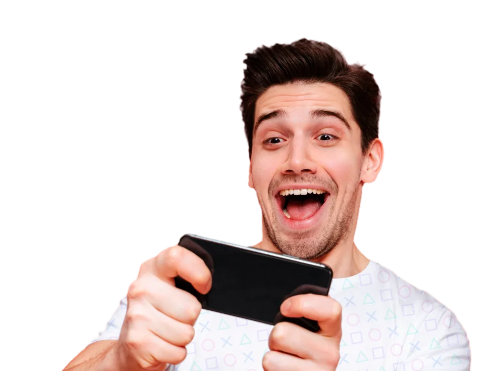 Hombre sonriendo mientras juega con el móvil